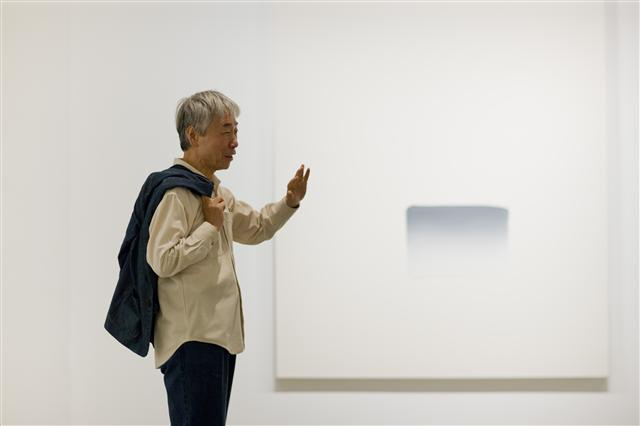 이우환 작가가 지난 2011년 서울의 한 갤러리에서 다이얼로그전을 열고 작품 설명을 하고 있다. 사진 제공=갤러리현대