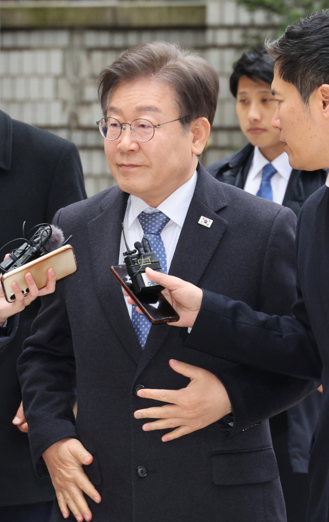 이재명 더불어민주당 대표가 26일 서초구 서울중앙지법에서 열린 '대장동 배임·성남FC 뇌물' 관련 1심 속행 공판에 출석하고 있다. 연합뉴스