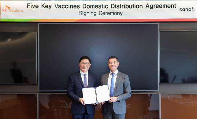 안재용(왼쪽) SK바이오사이언스 대표와 파스칼 로빈 사노피 코리아 대표가 주요 5종 백신에 대한 유통 계약을 체결하고 기념촬영을 하고 있다. 사진제공=SK바이오사이언스