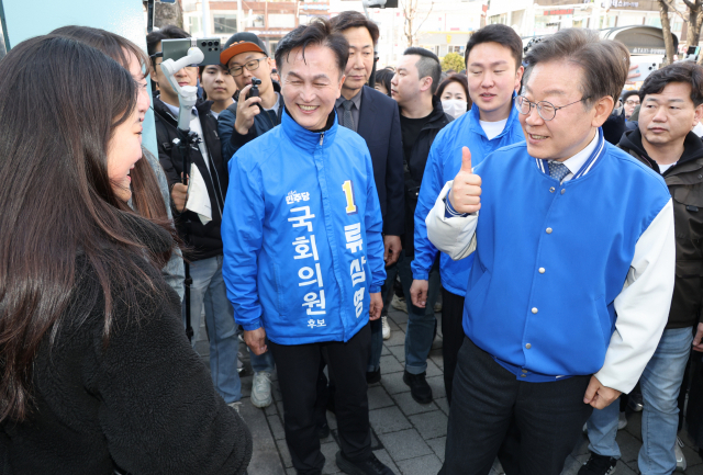 이재명(오른쪽) 더불어민주당 대표가 26일 동작구 흑석동에서 류삼영 후보와 시민들을 만나고 있다. 연합뉴스
