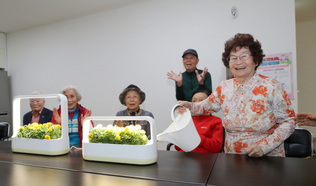 성동구 관내 경로당에서 어르신이 반려 식물에 물을 주고 있다. 사진 제공=종로구