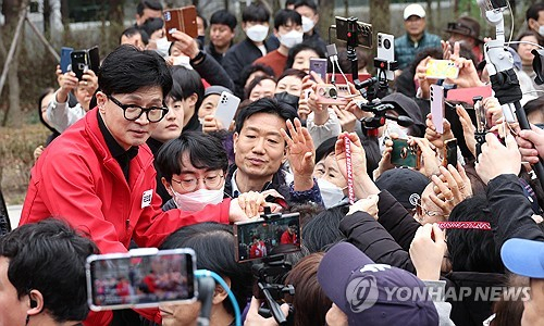 국민의힘 한동훈 비상대책위원장 겸 총괄 선거대책위원장이 지난 25일 서울 성동구 왕십리역 광장에서 거리 인사를 하고 있다.