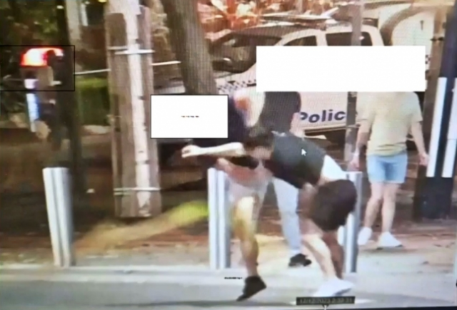지난해 12월 호주 시드니에서 백인 남성 3명이 한국인 남성 오씨를 집단 폭행하는 모습. 사진=JTBC 보도화면 캡처