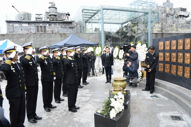 26일 해군 2함대사령부에서 진행된 '제14주기 천안함 46용사 추모식'에서 2함대 주요 지휘관 및 참모들이 경례를 하고 있다. 사진 제공=해군