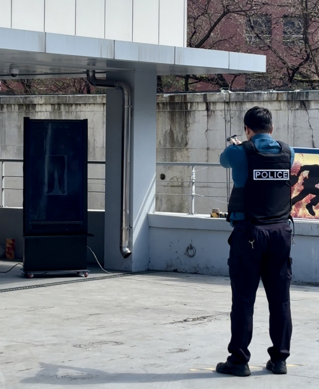 26일 서울 관악경찰서가 주최한 제2회 지역경찰 ‘슈퍼캅’ 대회에서 한 참가자가 에어건을 쏘고 있다.장형임기자