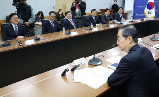 한덕수(오른쪽) 국무총리가 26일 서울 종로구 서울대 의과대학에서 열린 의료 개혁 관련 현안 논의에서 유홍림(왼쪽) 서울대 총장, 김영태(〃 두 번째) 서울대병원장 등 참석자에게 인사말을 하고 있다. 성형주 기자