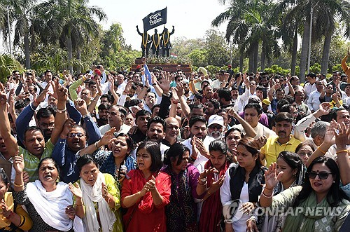 인도 보통사람당(AAP) 당원들이 23일(현지시간) 수도 뉴델리에서 사법당국의 아르빈드 케지리왈 델리 주총리 체포에 항의하는 시위를 벌이고 있다. EPA 연합뉴스