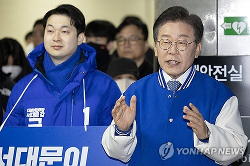 이재명(오른쪽) 더불어민주당 대표가 26일 서대문구 아현역에서 김동아 후보와 시민들에게 인사하고 있다. 연합뉴스