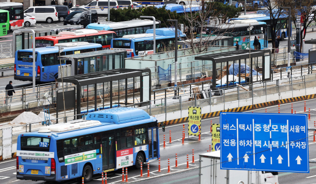 [속보]서울 시내버스 노조 28일 총파업 예고…찬성률 98.3%