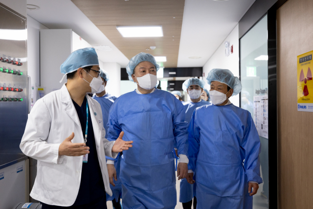 윤석열 대통령이 26일 오후 청주 한국병원을 방문해 병원 심혈관센터장의 안내에 따라 심혈관센터로 이동하고 있다. 청주=연합뉴스