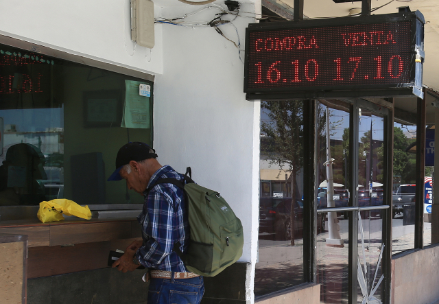 멕시코 후아레스의 한 환전소에서 한 남성이 환전을 하고 있다. EPA연합뉴스