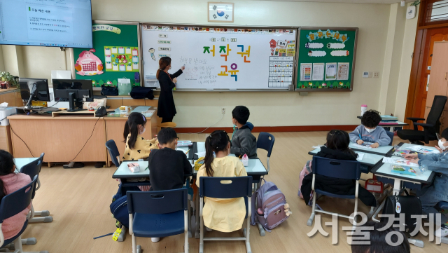 지난해 3월 경기도 화성시 제암초등학교에서 ‘찾아가는 저작권 교육’이 진행중이다. 사진 제공=문체부
