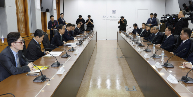 한덕수 국무총리가 26일 서울 종로구 서울대학교 연건캠퍼스 의과대학에서 열린 의료 개혁 관련 현안 논의에서 인사말을 하고 있다.