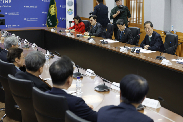 한덕수 국무총리가 26일 서울 종로구 서울대학교 연건캠퍼스 의과대학에서 열린 의료 개혁 관련 현안 논의에서 인사말을 하고 있다.