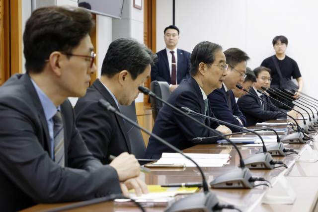 한덕수 국무총리가 26일 서울 종로구 서울대학교 연건캠퍼스 의과대학에서 열린 의료 개혁 관련 현안 논의에서 인사말을 하고 있다.