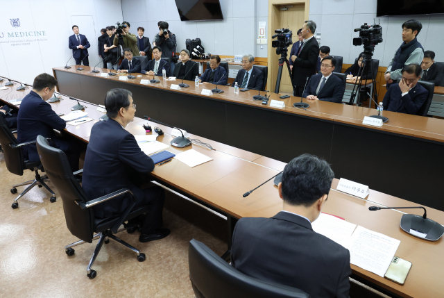 유홍림 서울대학교 총장을 비롯한 대학교 총장들이 26일 서울 종로구 서울대학교 연건캠퍼스 의과대학에서 열린 의료 개혁 관련 현안 논의에서 한덕수 국무총리의 인사말을 듣고 있다.