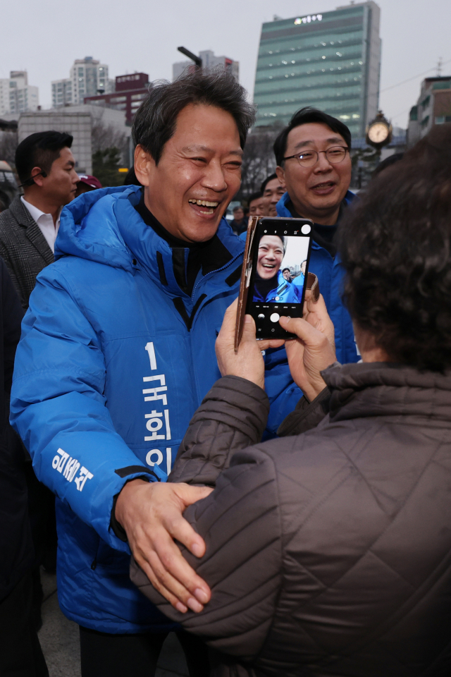 임종석 전 청와대 비서실장이 지난달 28일 오후 서울 성동구 왕십리역 광장에서 선거운동을 하고 있다. 연합뉴스