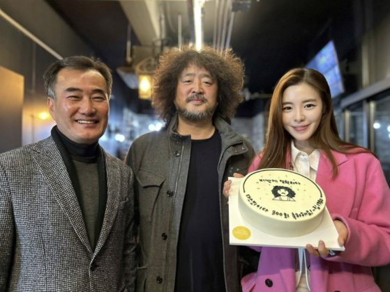 김어준과 찍은 사진 공개한 배우 김규리 '난 정치색 프레임 피해자다'