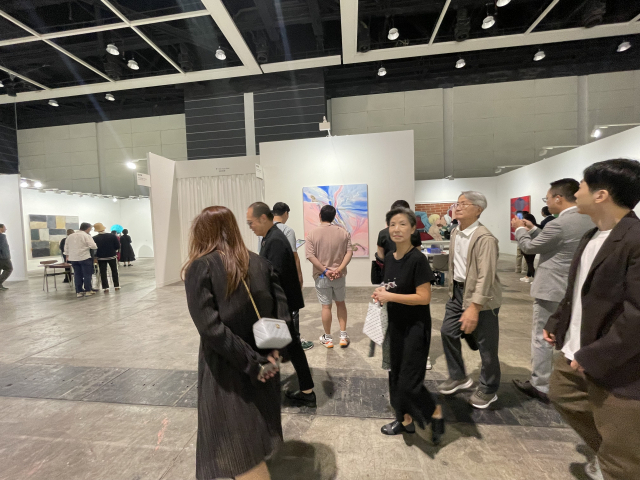 홍콩 컨벤션센터에서 열린 아트바젤 홍콩 2024에서 관람객들이 작품을 감상하고 있다. 사진=서지혜 기자