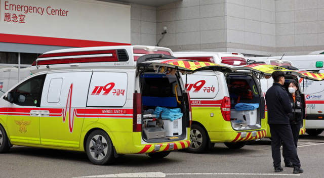 응급의료센터 앞에 환자를 이송한 119 구급차가 서 있다. 연합뉴스