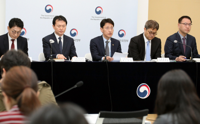 김윤상(왼쪽 세 번째) 기획재정부 2차관이 26일 정부세종청사에서 부담금 정비 방안에 대해 관계 부처와 함께 설명하고 있다. 연합뉴스