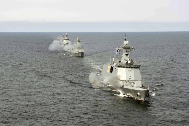 해군은 제9회 서해수호의 날을 맞아 27일 서해상에서 2함대 함정들이 대함 실사격 훈련을 하고 있다. 아래쪽부터 천안함(FFG-Ⅱ), 충북함(FFG-Ⅰ), 대전함(FFG-Ⅱ), 공주함(PCC). 사진 제공=해군