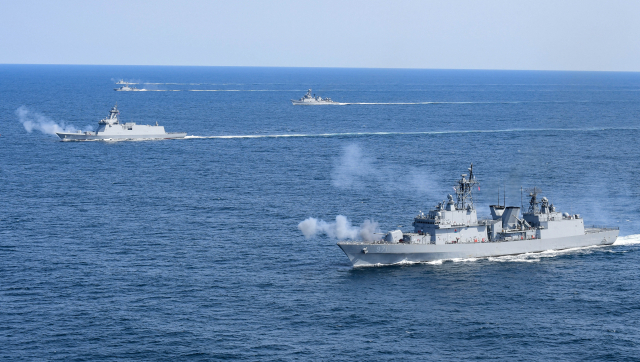 해군은 제9회 서해수호의 날을 맞아 27일 동해상에서 1함대 함정들이 대함 실사격 훈련을 하고 있다. 아래쪽부터 광개토대왕함(DDH-Ⅰ), 포항함(FFG-Ⅱ), 부산함(FF). 사진 제공=해군