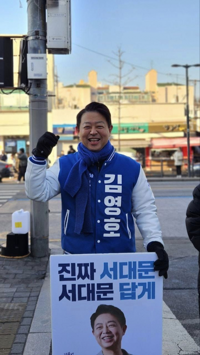 김영호 더불어민주당 후보가 홍제역 인근에서 시민들에게 출근길 인사를 하고 있다. 사진 제공=김영호 후보