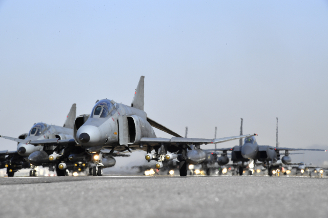 이달 8일 경기 수원시 공군 수원기지에서 2024 자유의 방패(FS) 연습과 연계해 F-4E 팬텀(Phantom) 등 30여 대의 공군 전투기가 엘리펀트 워크(Elephant Walk) 훈련을 진행하고 있다.