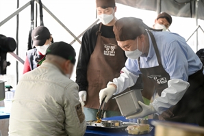 명동 무료급식소에서 김치찌개 끓인 尹…배식 봉사 활동 진행