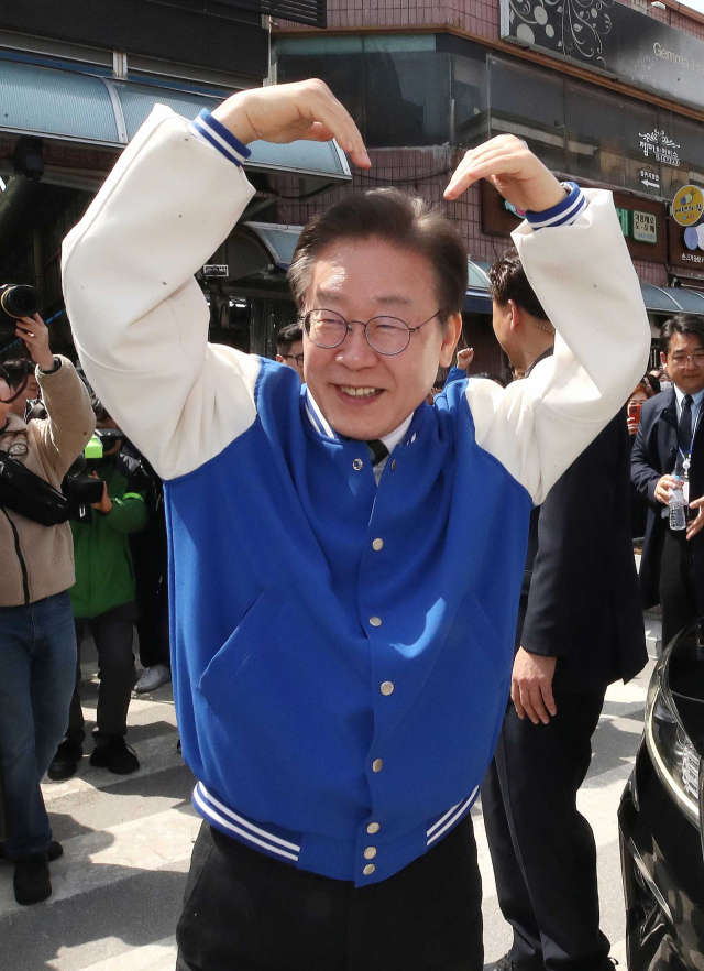 이재명 더불어민주당 대표가 27일 충북 제천시 동문시장을 방문해 시민들에게 하트 인사를 하고 있다. 연합뉴스