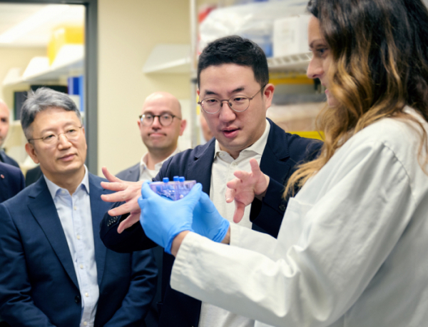 구광모(오른쪽 두 번째) LG그룹 회장이 지난해 8월 미국 보스턴의 다나파버를 방문해 세포치료제 생산 과정에 대한 설명을 듣고 있다. 사진 제공=LG그룹
