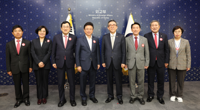 이철우(왼쪽 네번째) 경북도지사와 주낙영(세번째) 경주시장이 27일 조태열(다섯번째) 외교부 장관을 만나 ‘2025 APEC 정상회의’ 경주 유치를 건의했다. 제공=경북도