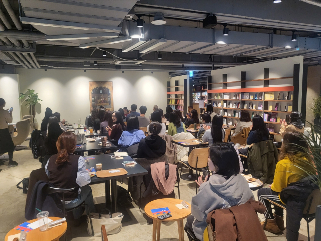 서울 여의도 카페꼼마에서 열린 이슬아 작가의 강연에 참석한 독자들이 강연을 경청하고 있다. 한정판 전집 중심으로 진행됐던 북펀드는 최근 인문·사회·예술 서적은 물론 취미·에세이 분야로 확장되고 있다. 사진 제공=문학동네