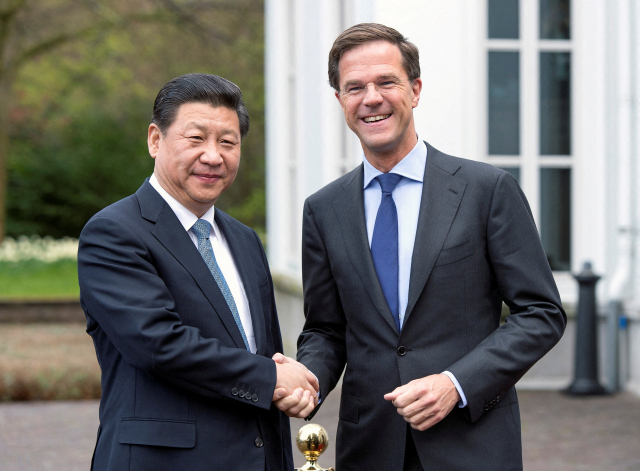시진핑 중국 국가주석과 마르크 뤼터 네덜란드 총리. 로이터연합뉴스