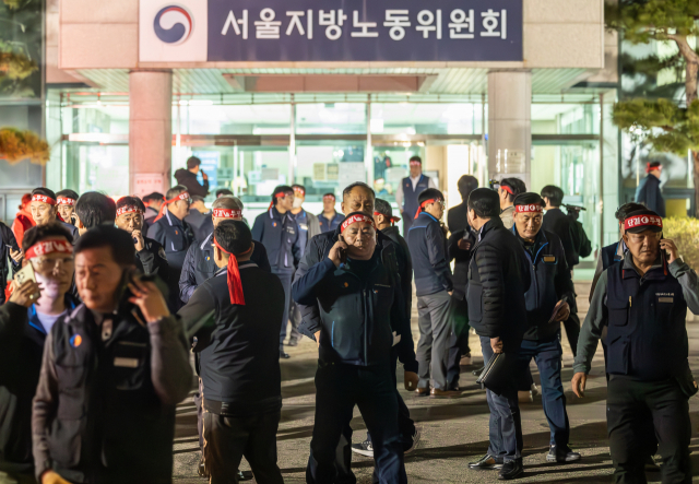 서울 시내버스 노사 막판 협상이 불발된 28일 새벽 서울시버스노동조합원들이 영등포구 서울지방노동위원회를 떠나고 있다. 연합뉴스