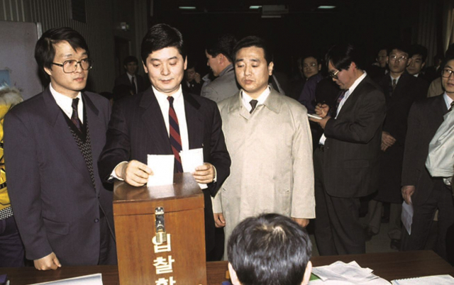 1994년 공개입찰을 통해 한국이동통신 인수에 참여하는 모습. 사진 제공=SK텔레콤