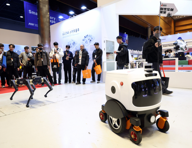 서울 강남구 코엑스에서 열린 '스마트공장·자동화산업전 2024'에 AI 기술을 적용한 각종 로봇들이 전시돼있다. 연합뉴스