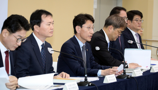 김윤상(왼쪽 세번째) 기획재정부 2차관이 26일 정부세종청사에서 ‘부담금 정비 방안’에 대해 관계 부처와 함께 설명하고 있다. 연합뉴스