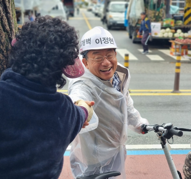 제22대 국회의원 공식 선거운동이 28일 시작된 가운데 순천·광양·곡성·구례을 선거구 이정현 국민의힘 후보가 광양시민과 웃으면 인사를 나누고 있다. 사진 제공=이정현 국회의원 후보 선거사무소