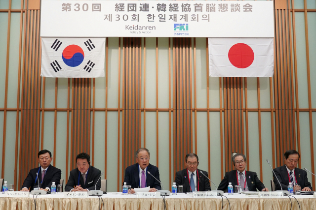 류진(왼쪽 세번째) 한국경제인협회 회장이 1월 일본 도쿄 경단련회관에서 열린 ‘제30회 한일재계회의’에 참석해 발언하고 있다. 사진제공=한국경제인협회