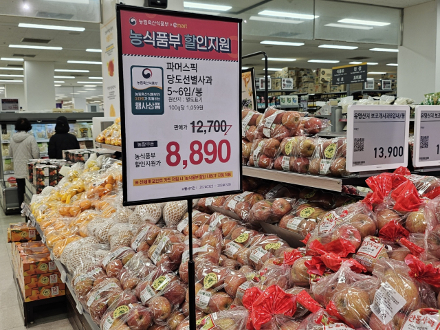 이마트 아산점에 진열된 사과(5~6개입)가 27일 8890원에 판매되고 있다. 아산=박신원 기자