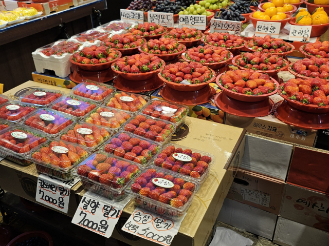 충남 아산 온양온천시장에 27일 과일들이 진열돼 있다. 아산=박신원 기자
