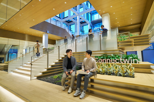 LG 직원들이 LG트윈타워 저층부 공용 공간 ‘커넥트윈’에서 대화를 나누고 있다. 사진 제공=LG