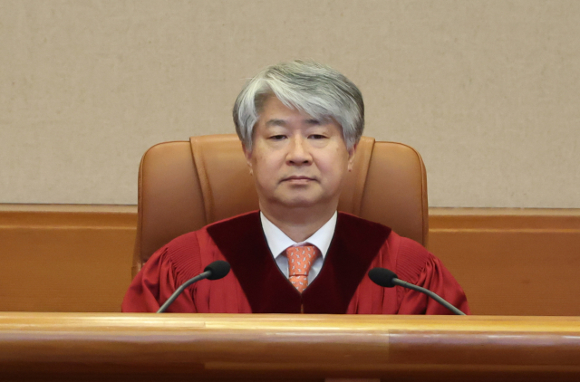 이종석 헌법재판소장이 28일 서울 종로구 헌법재판소 대심판정에서 선고를 시작하고 있다. 연합뉴스