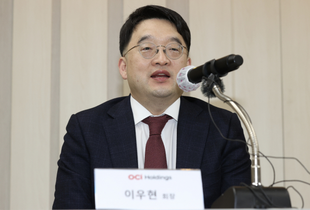 이우현 OCI홀딩스 회장이 25일 오후 서울 송파구 한미타워에서 열린 기자회견에서 발언하고 있다. 연합뉴스