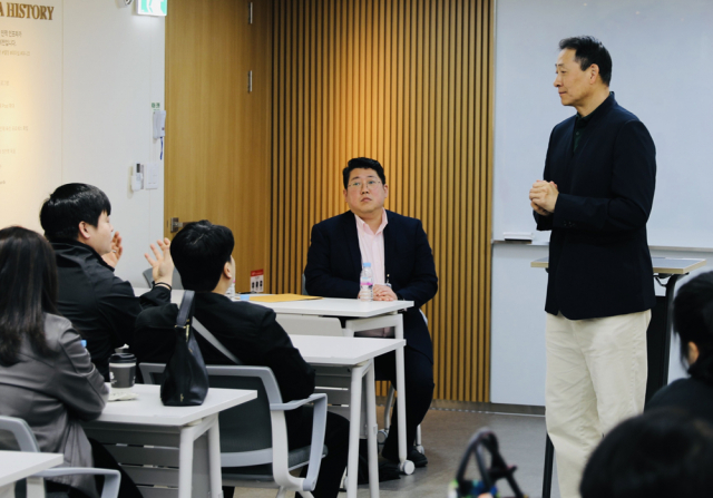 송호섭(오른쪽) bhc 대표가 가맹점주들과 다양한 논의를 하고 있다./사진제공=bhc