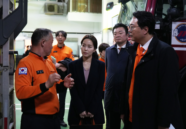 천하람(오른쪽) 개혁신당 총괄선거대책위원장이 28일 새벽 서울 영등포소방서를 찾아 관계자와 대화하고 있다. 사진 제공=개혁신당