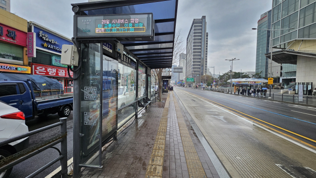 서울 영등포구 영등포역 버스장류장이 출근 시간임에도 텅 비어 있다. 채민석 기자