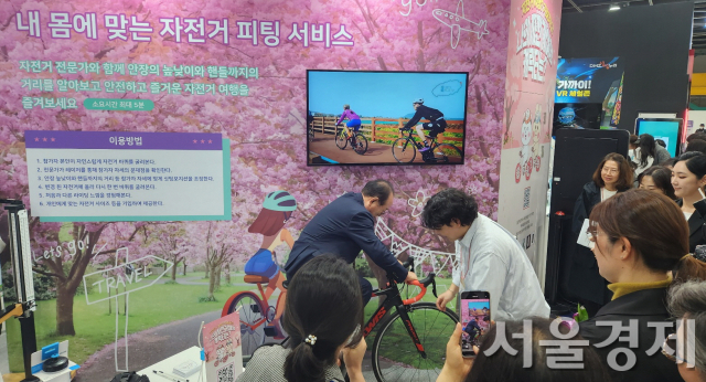 윤영호 회장이 ‘자전거여행’ 코너에서 체험을 하고 있다. 최수문 기자